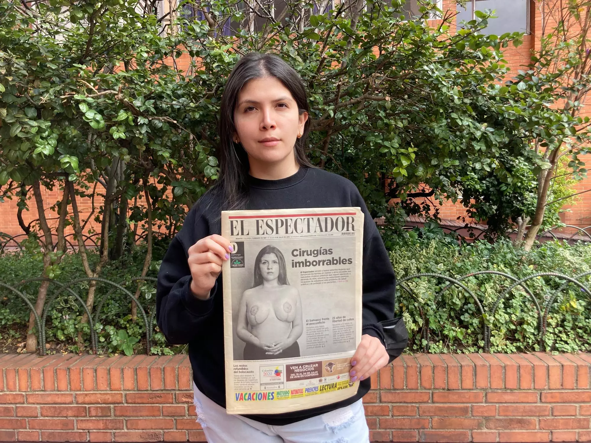 L'activista Lorena Beltrán, amb la portada del diari 'El Espectador' del 2016 amb què va denunciar el seu cas.