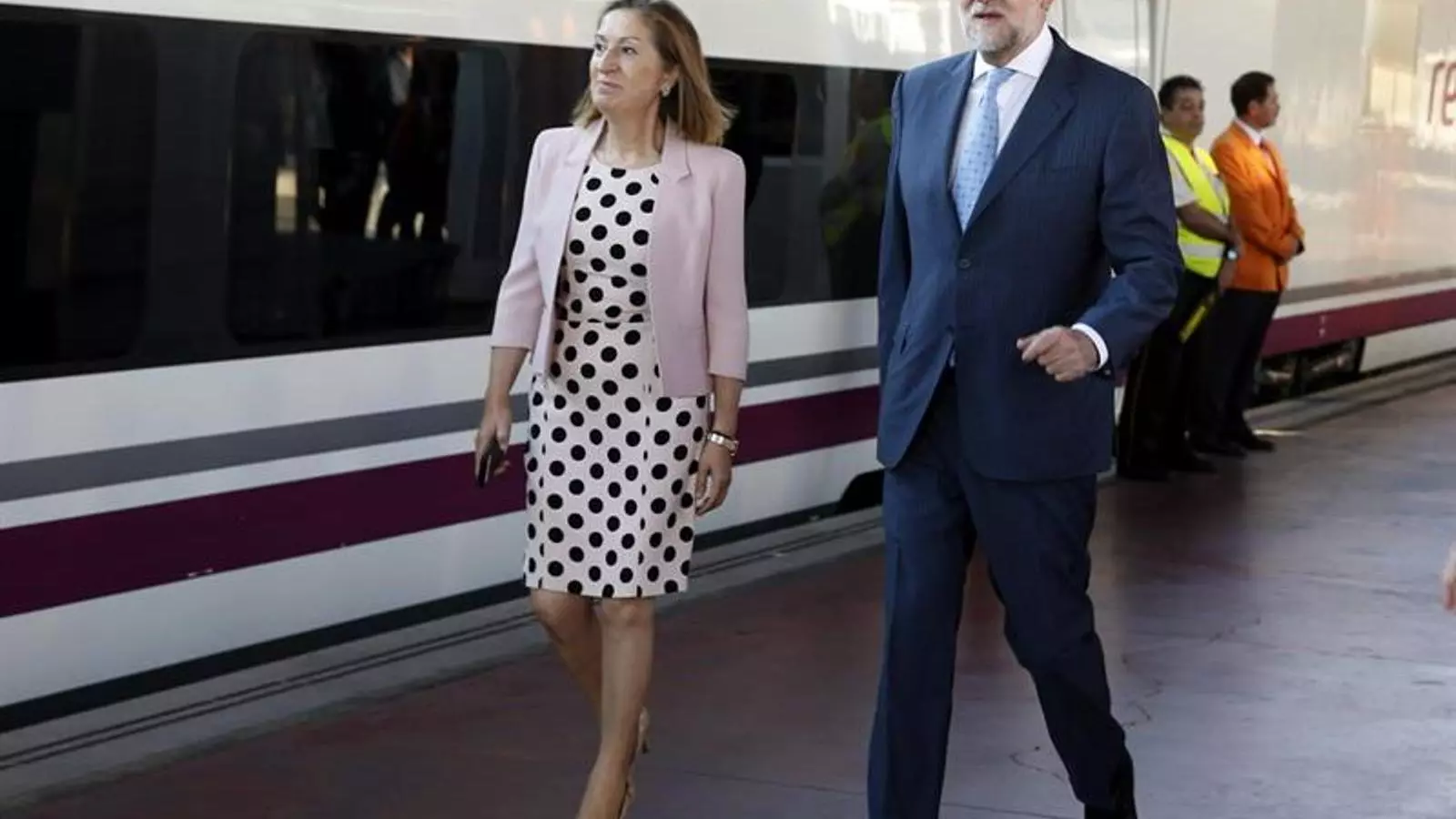 Rajoy i Pastor a l'estació de Chamartín de Madrid poc abans d'inaugurar el tram d'AVE Valladolid-Lleó / EFE
