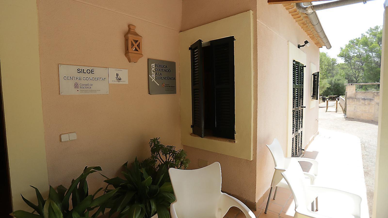 La residència amb centre de dia de l’associació Siloé està situada al municipi de Santa Eugènia i és on els pacients que es troben en pitjors condicions físiques reben assistència durant les 24 hores del dia.