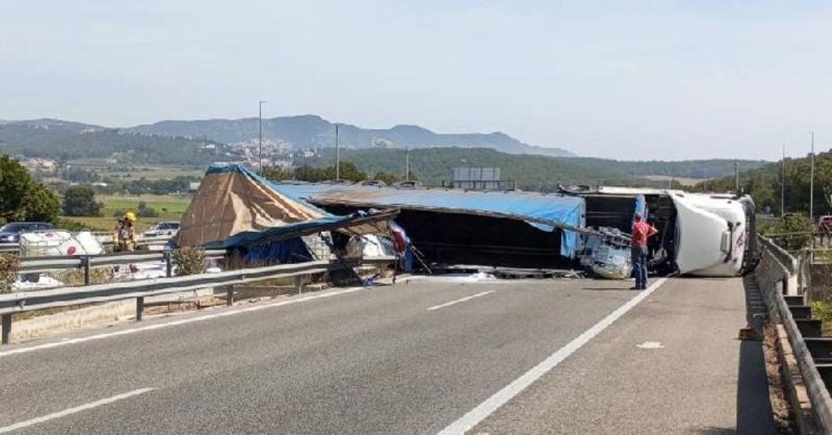 Reoberta la C-32 a Sant Pere de Ribes després que un camió bolqués aquest dijous