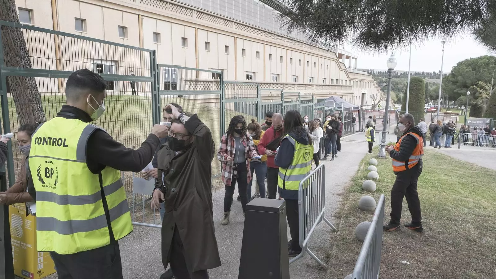 Una de les cues davant els accessos al Palau Sant Jordi aquest dissabte a la tarda