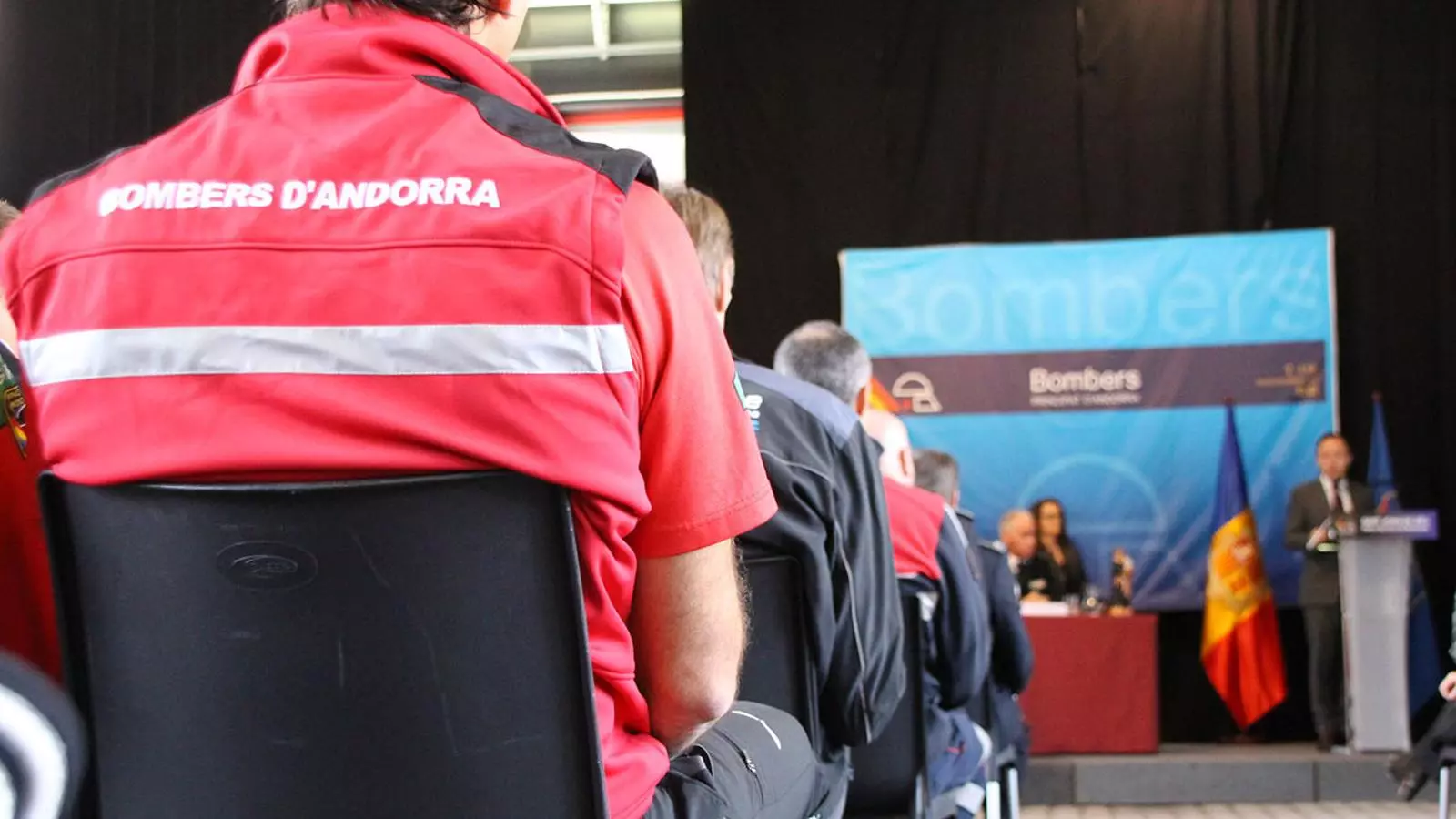Un bomber escolta el cap del Govern, Xavier Espot. / E.C. (ANA)