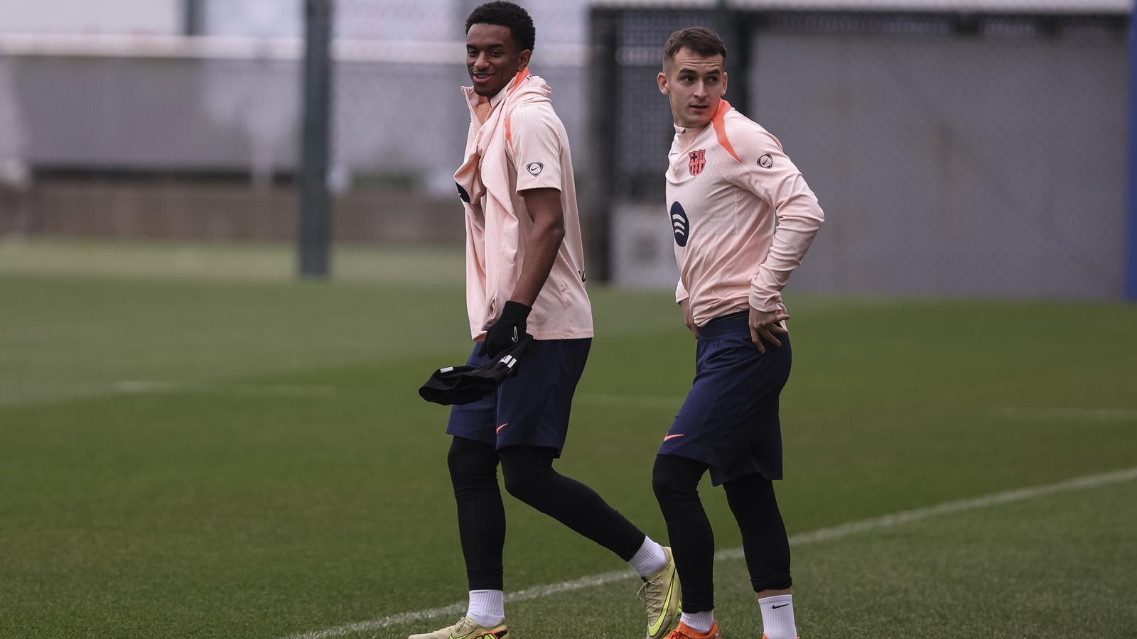 Alejandro Balde y Marc Casado durante un entrenamiento en una imagen de archivo.