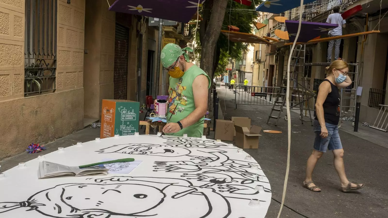 Veïns de Gràcia guarnint el carrer Joan Blanques