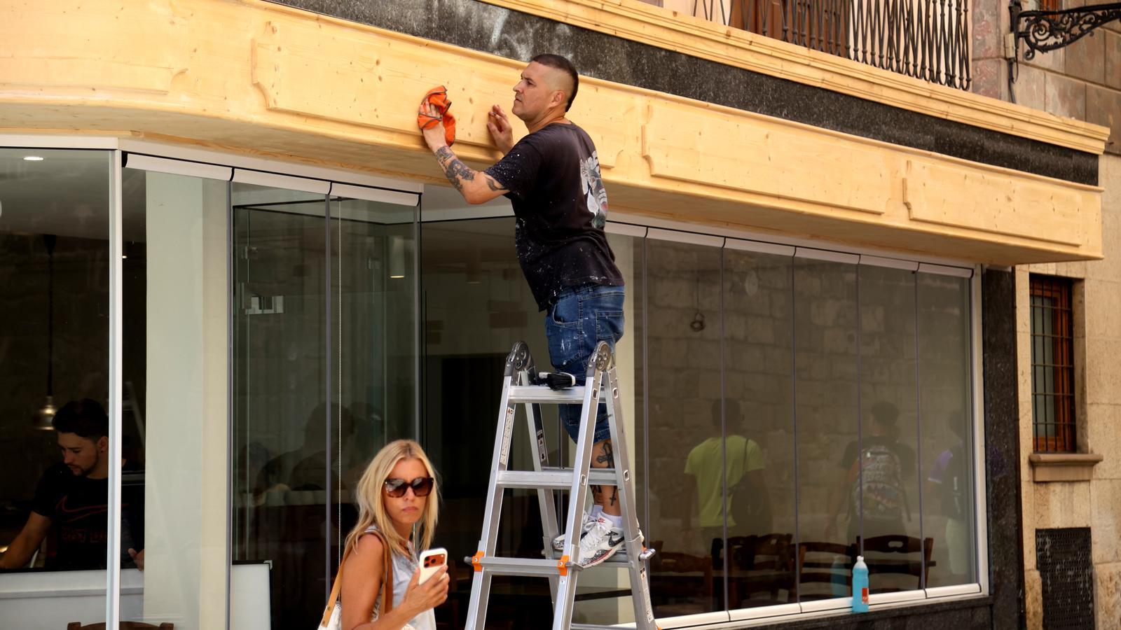 A worker in the center of Palma.