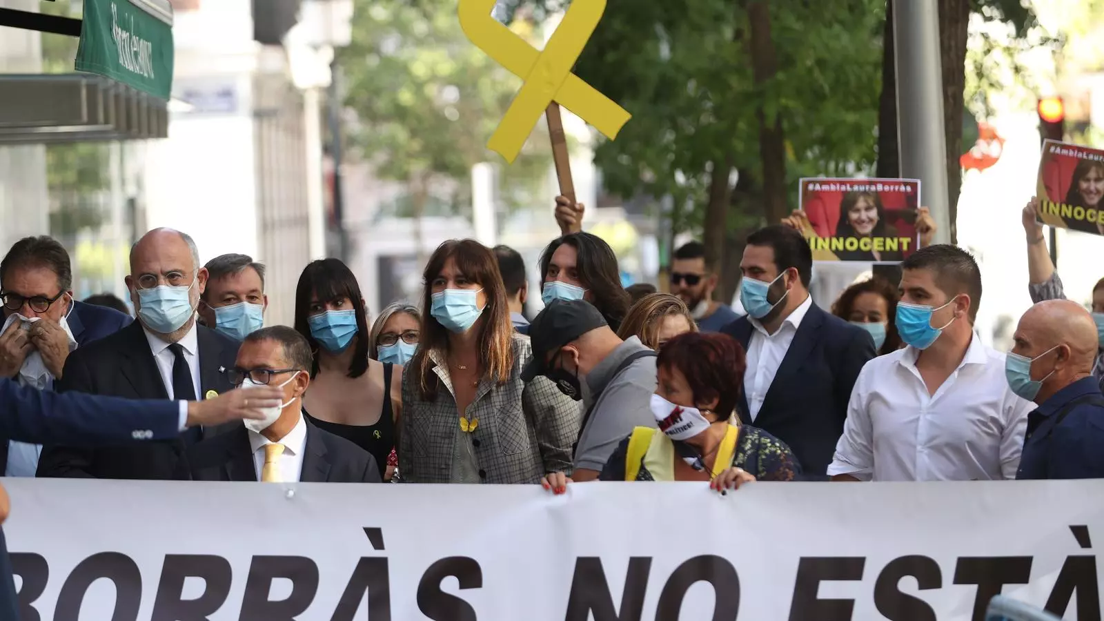 La portaveu de Junts per Catalunya al Congrés, Laura Borràs, arribant al Suprem acompanyada d'una àmplia comitiva de suport.