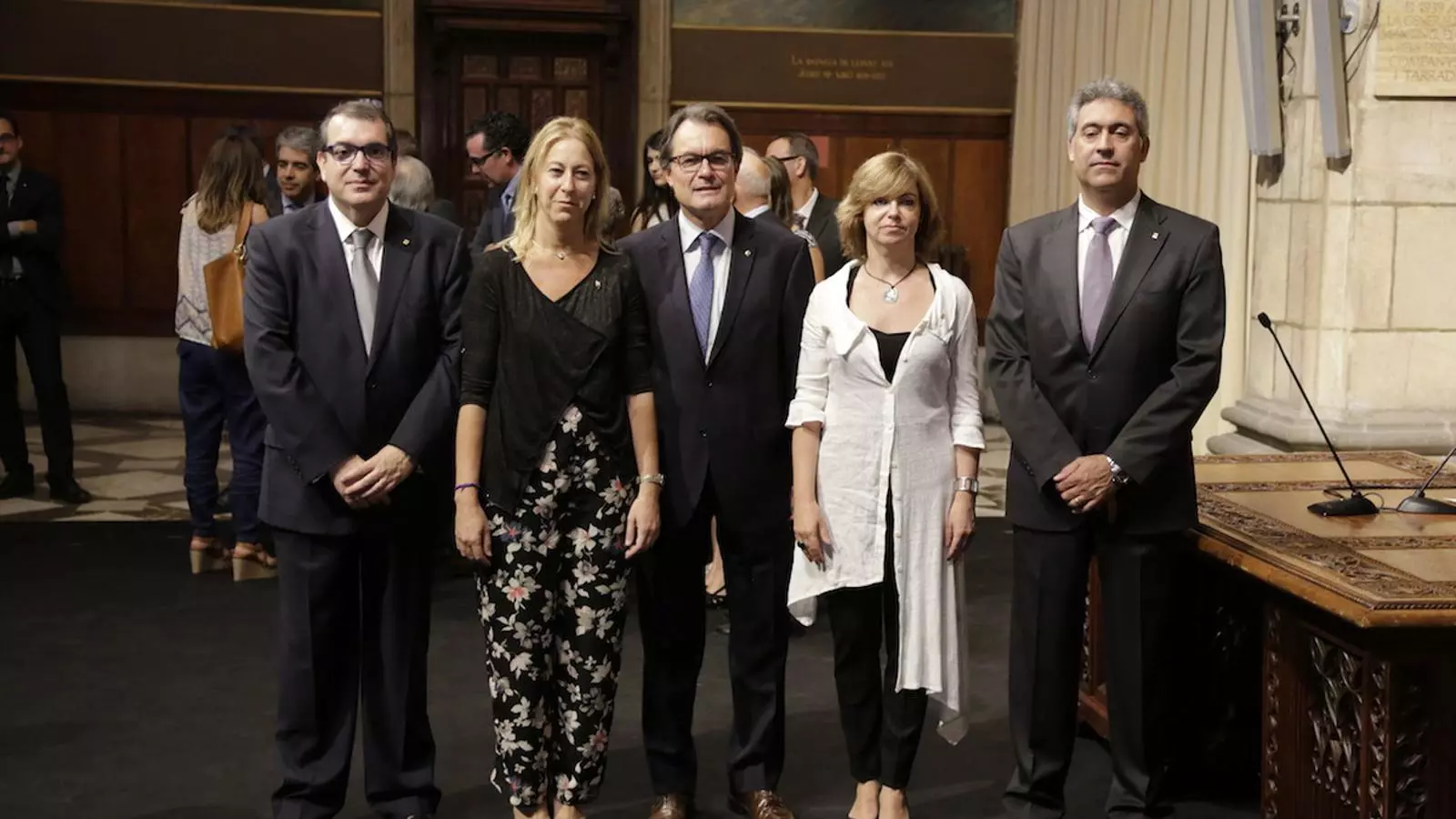D'esquerra a dreta, Jordi Jané, Neus Munté, Artur Mas, Meritxell Borràs i Jordi Ciuraneta, el president amb els quatre nous consellers / CRISTINA CALDERER