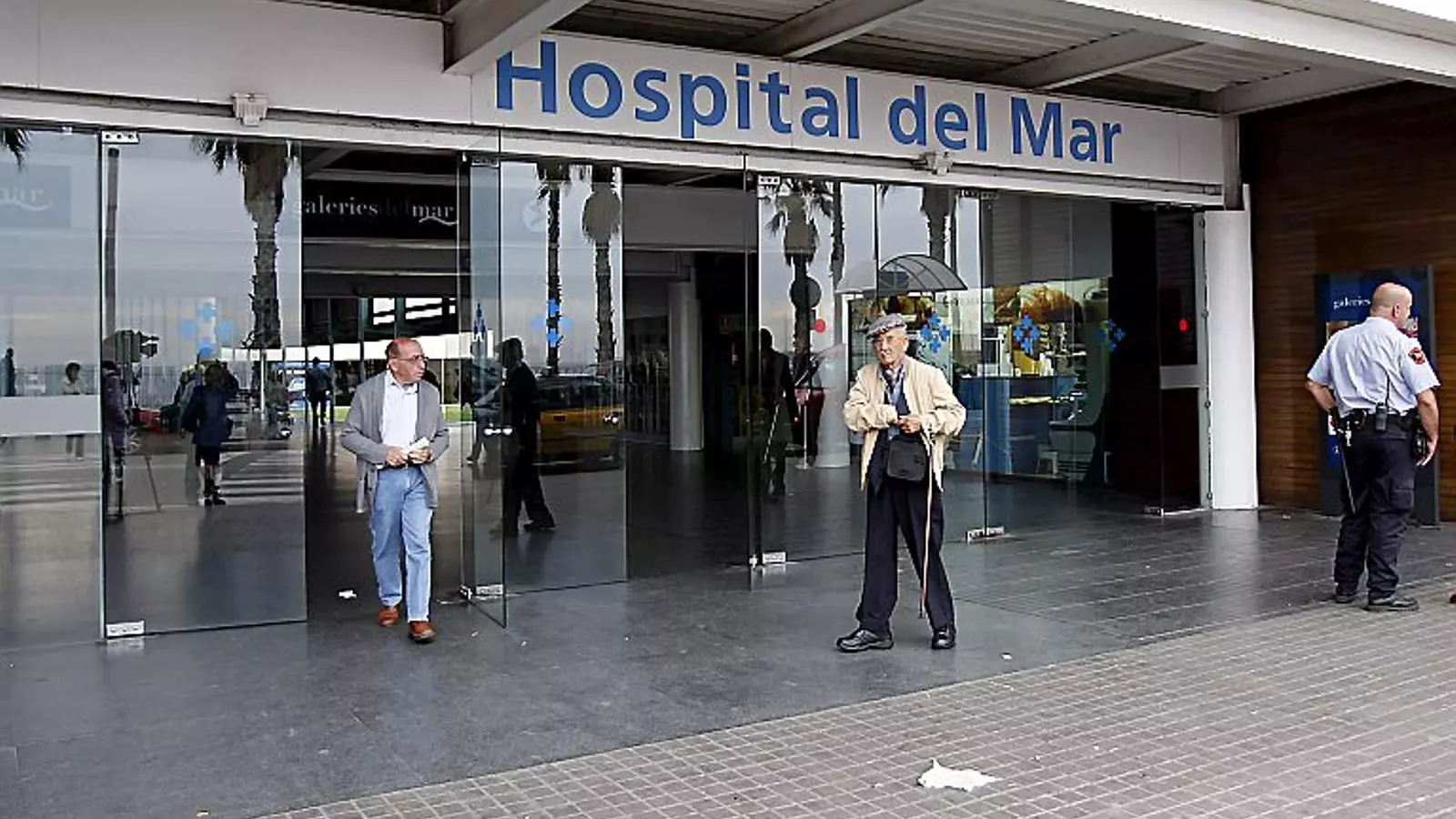 Les retallades pressupostàries van portar l’Hospital del Mar a aturar les obres de remodelació l’any 2010. Ahir es va signar el conveni per continuar-les.