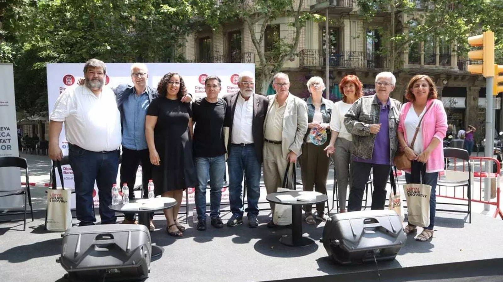Martí Pujol i alguns dels autors del volum 'L'Illa dels Tresors' aquest dimecres al matí