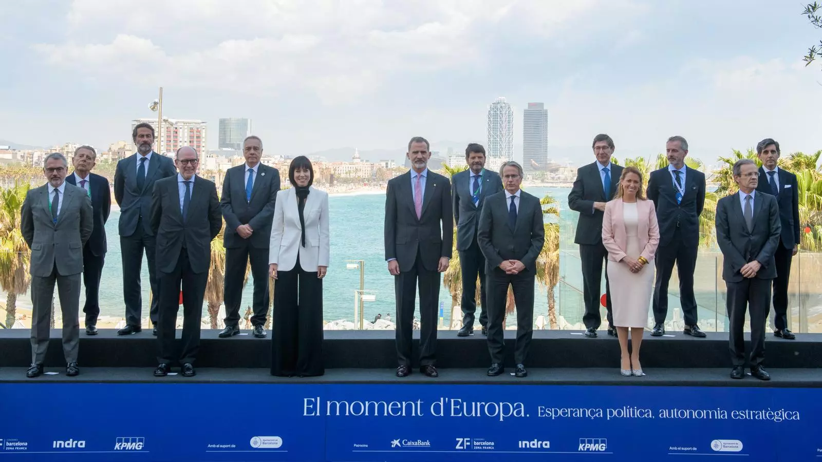 Foto de família del Cercle d'Economia a l'arribada del rei Felip.