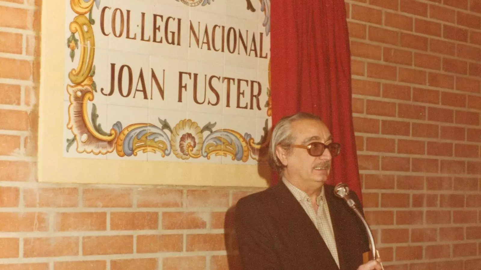 Fuster, en la inauguració d'un col·legi que portava el seu nom