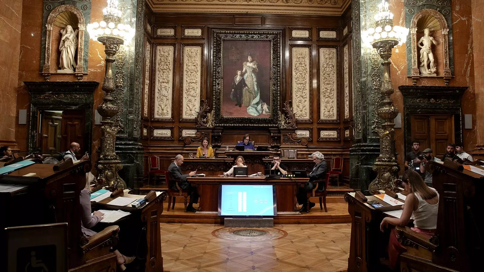 L'alcaldessa, Ada Colau, i la tinent d'alcaldia Janet Sanz, durant un ple