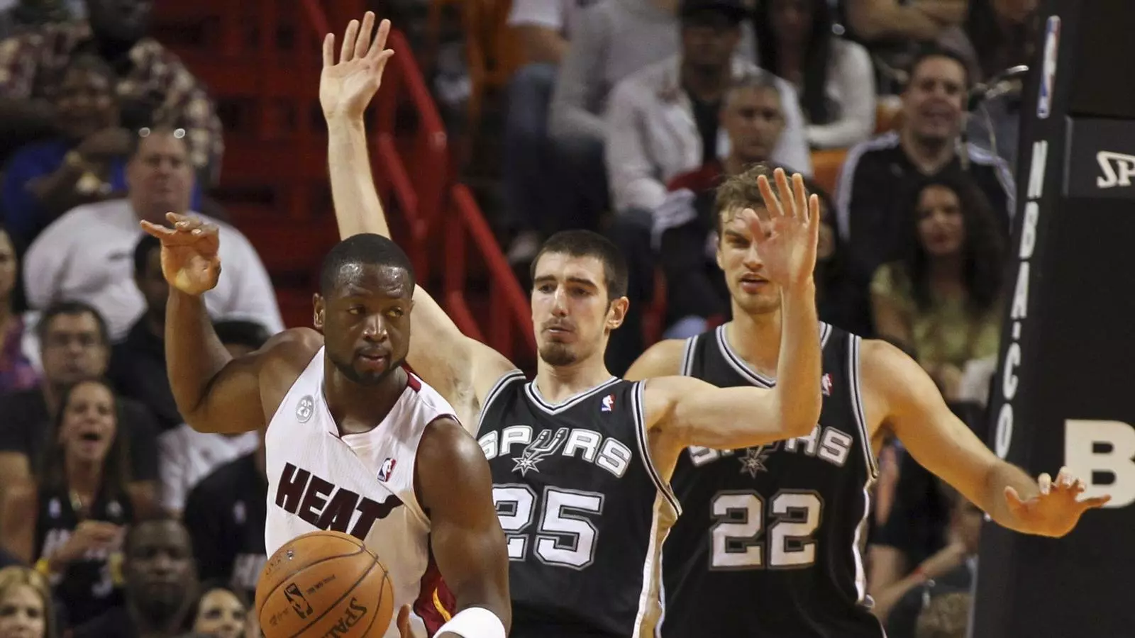 Dwyane Wade dels Heat, defensat per Nando De Colo i Tiago Splitter dels Spurs