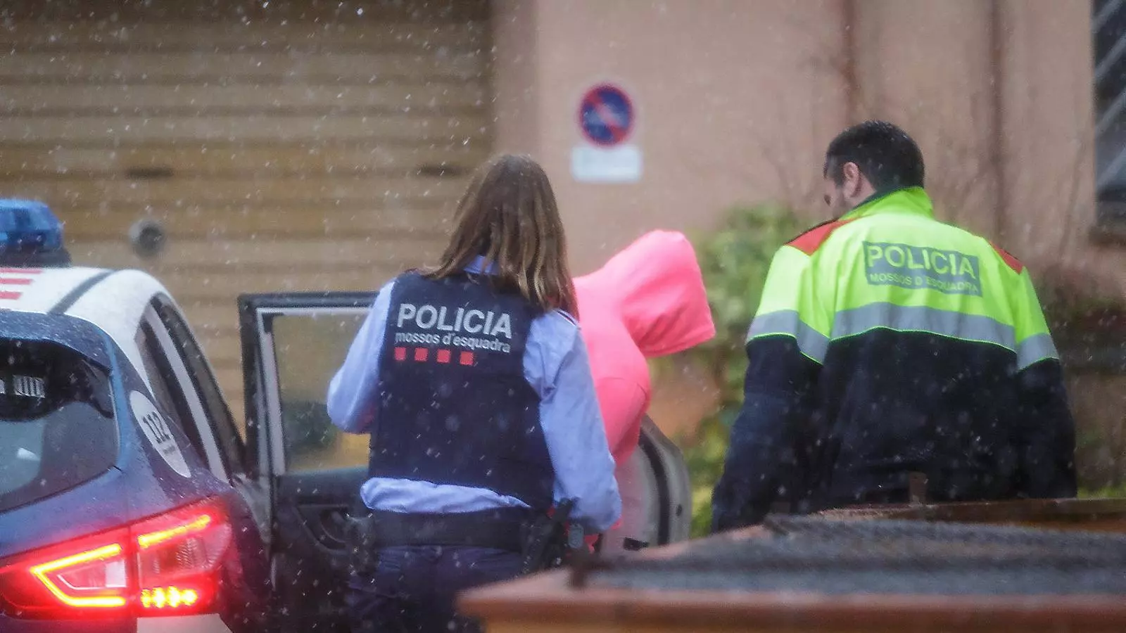 Els Mossos ahir amb el fill petit de Magentí, també detingut.