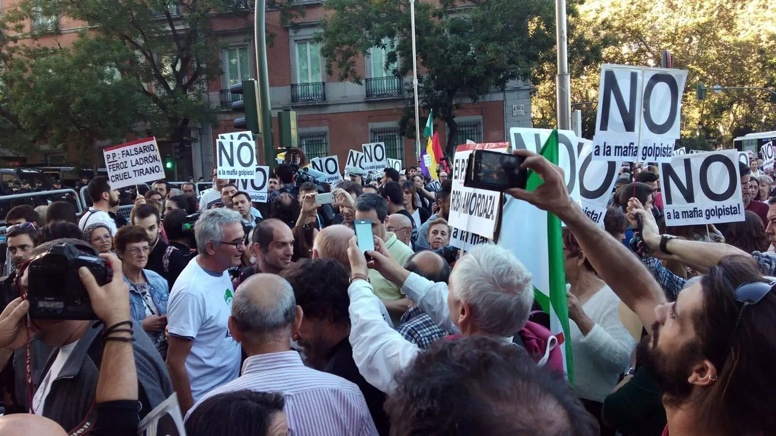Manifestants contraris a la investidura de Rajoy, amb el diputat de Podem Diego Cañamero, a la zona del Congrés abans de començar la sessió