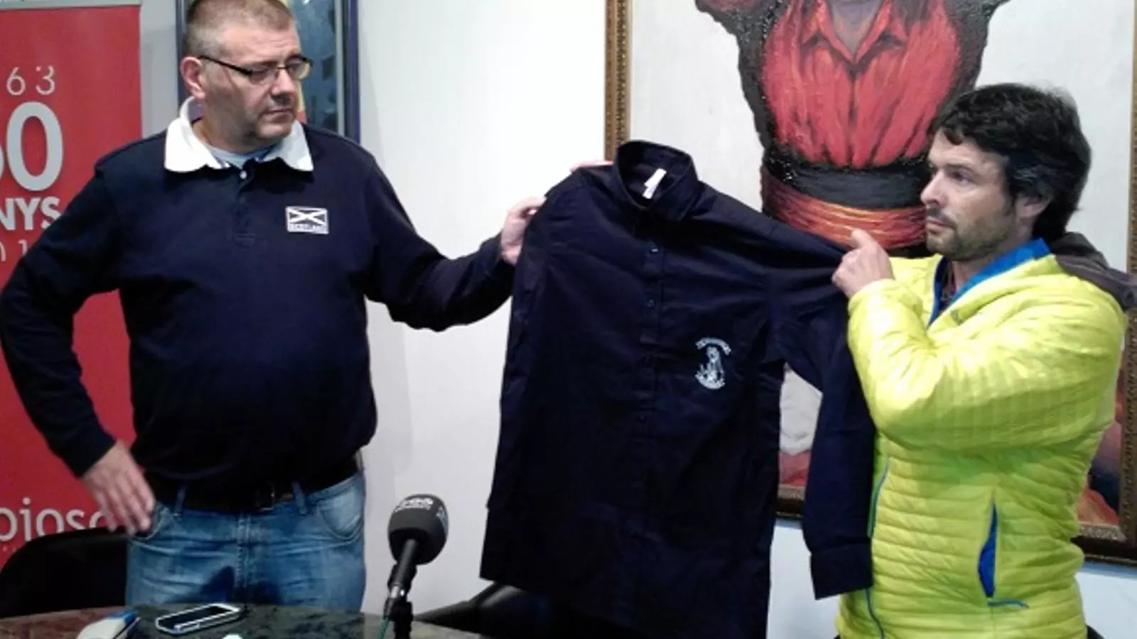 El president dels Castellers de Vilafranca, Josep Cabré, i el cap de colla, Pere Almirall, van presentar ahir en roda de premsa la nova camisa d'assaig de la colla patrocinada per La Xarxa. CASTELLERS DE VILAFRANCA