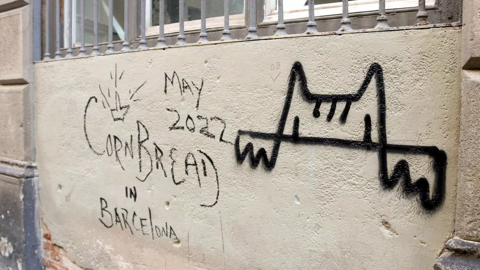 El Cobi treu el nas a les parets del barri Gòtic.