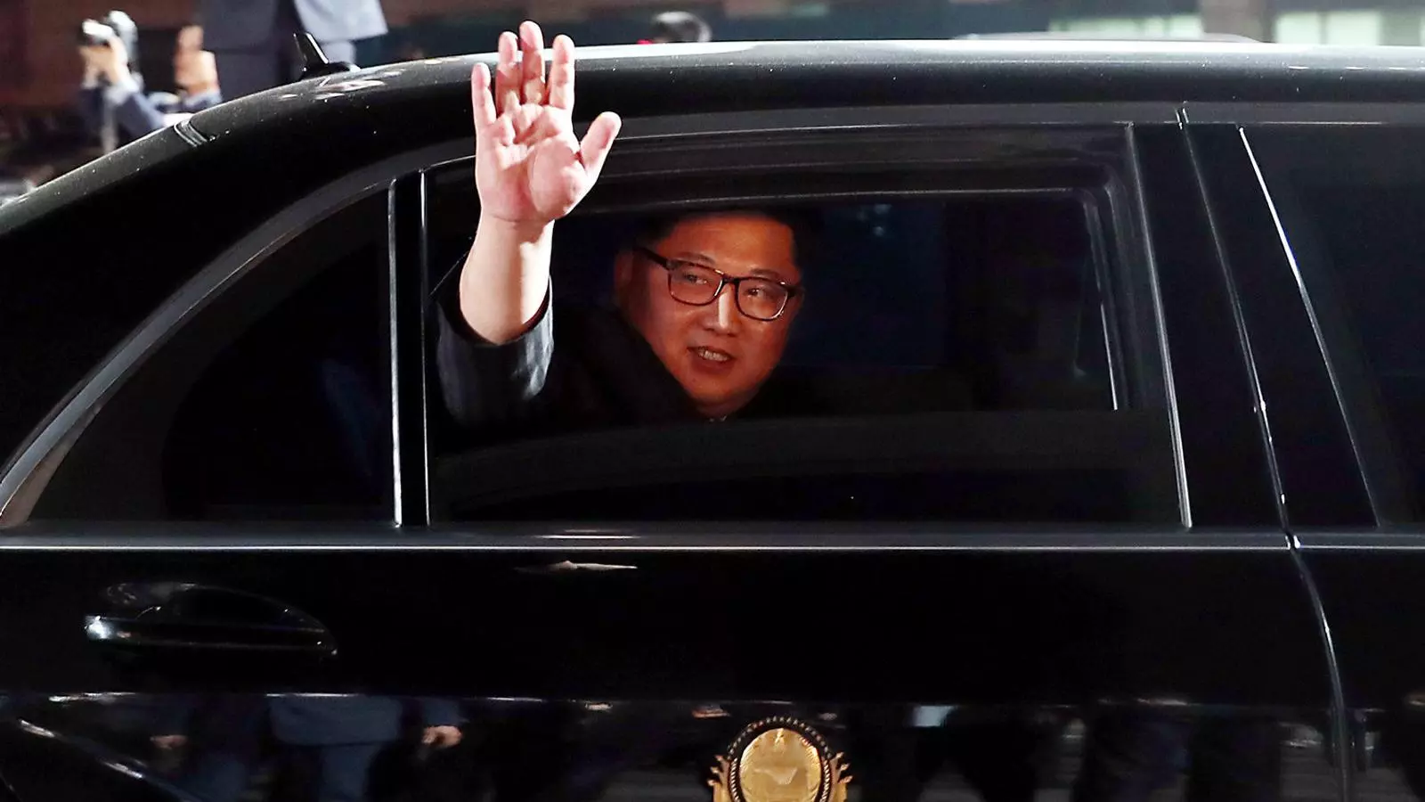Kim Jong-un acomiadant-se des del seu vehicle del president de Corea del Sud.