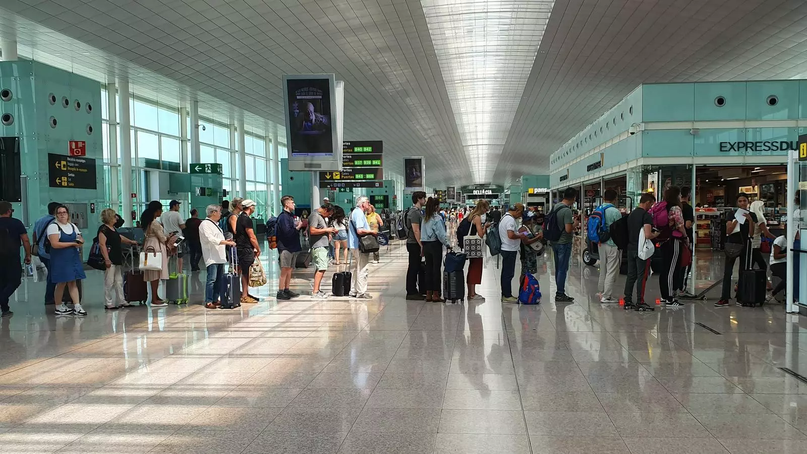 Cues que dificulten la circulació a la T1 de l'aeroport barceloní d'El Prat