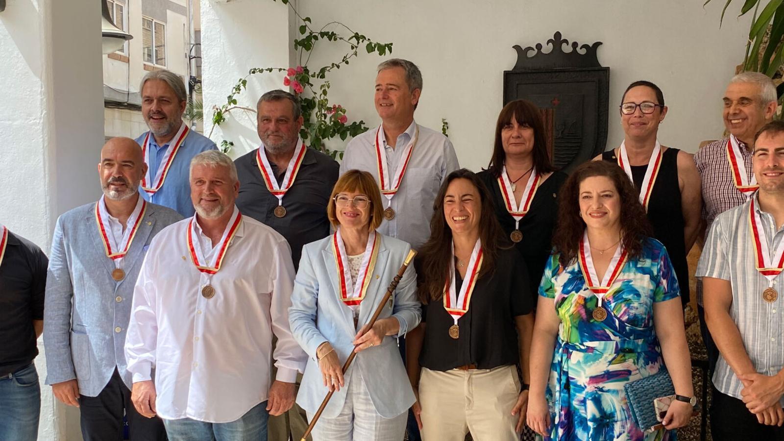 L'alcaldessa de l'Ametlla de Mar, la juntaire Eva del Amo, entre el regidor del PSC i la regidora del PSC enfrontats