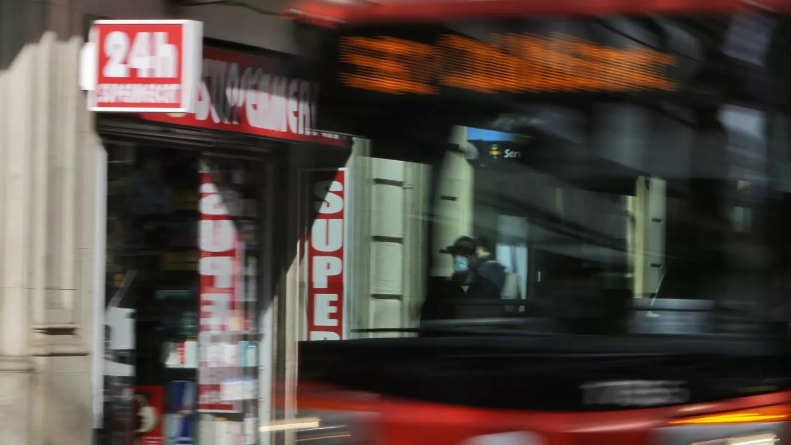 Una botiga d'horari permanent encara oberta, a la barcelonina Gran Via