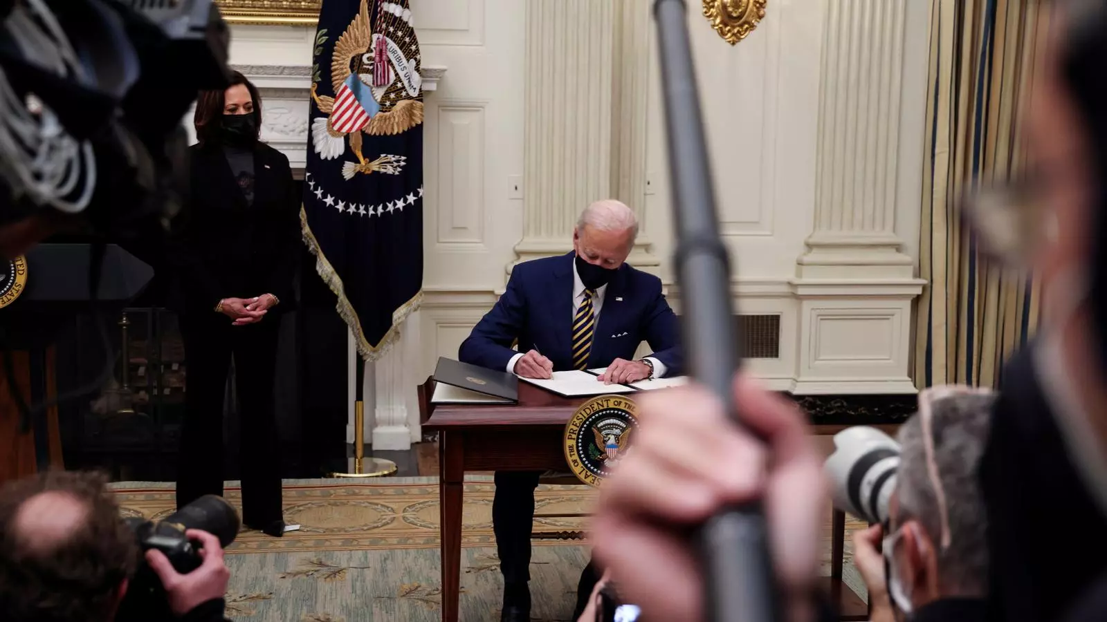 Las cámaras apuntan el presidente de los Estados Unidos, Joe Biden, durante uno de sus primeros días de trabajo a la Casa Blanca.