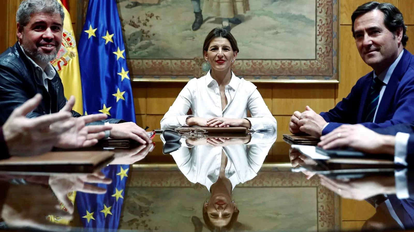La ministra de Treball, Yolanda Díaz, amb els representants dels sindicats i dels empresaris en la reunió avui a Madrid.
