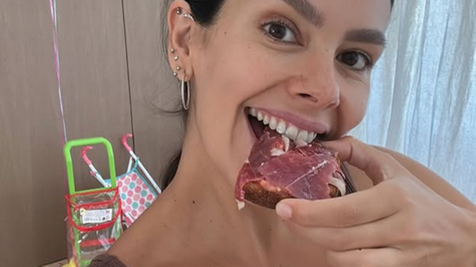 Cristina Pedroche eating ham after giving birth.