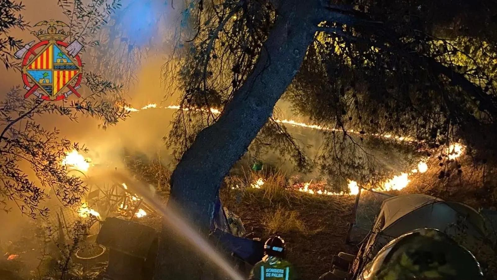 Feuerwehrleute in Palma löschen einen Brand