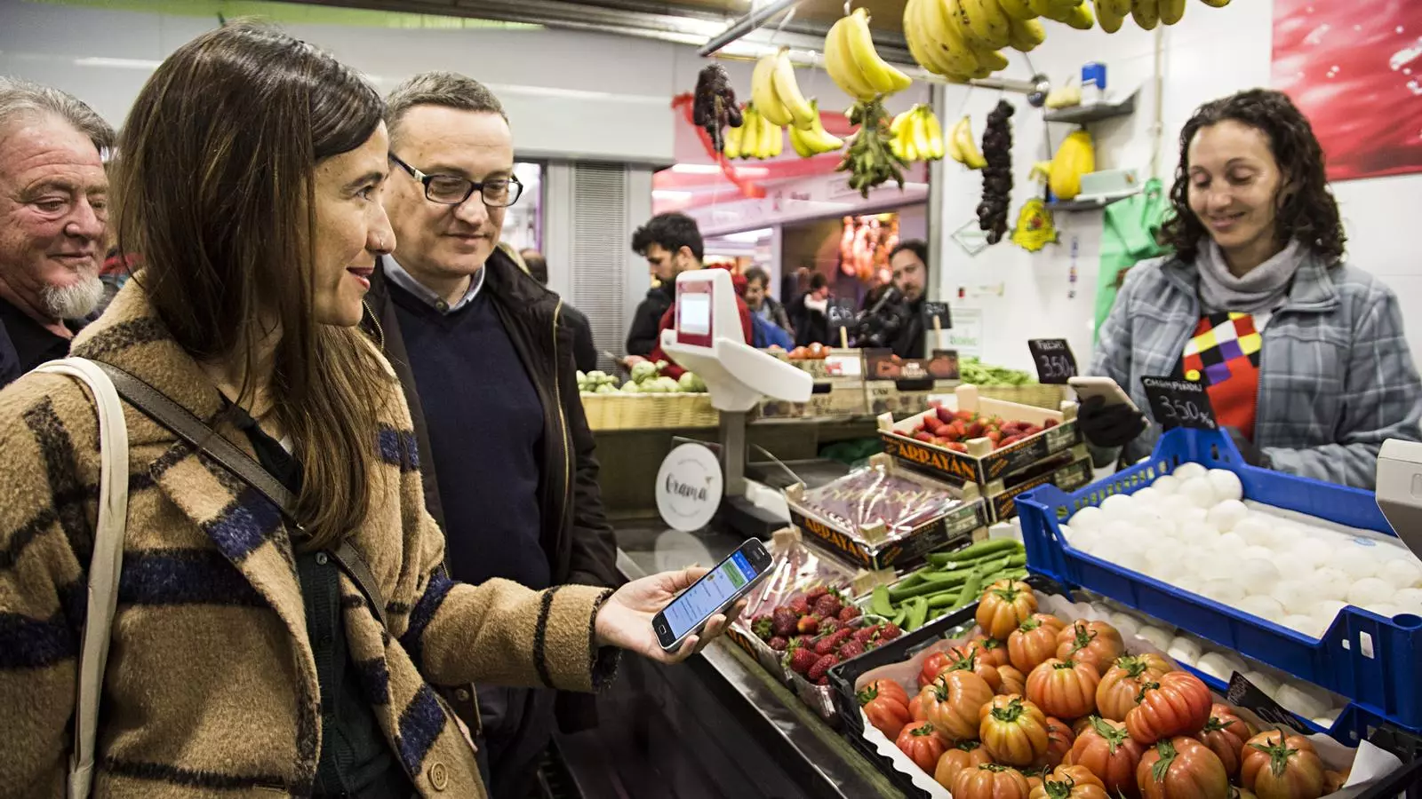 L'alcaldessa de Santa Coloma de Gramenet, Núria Parlón, pagant amb grames al mercat de la ciutat