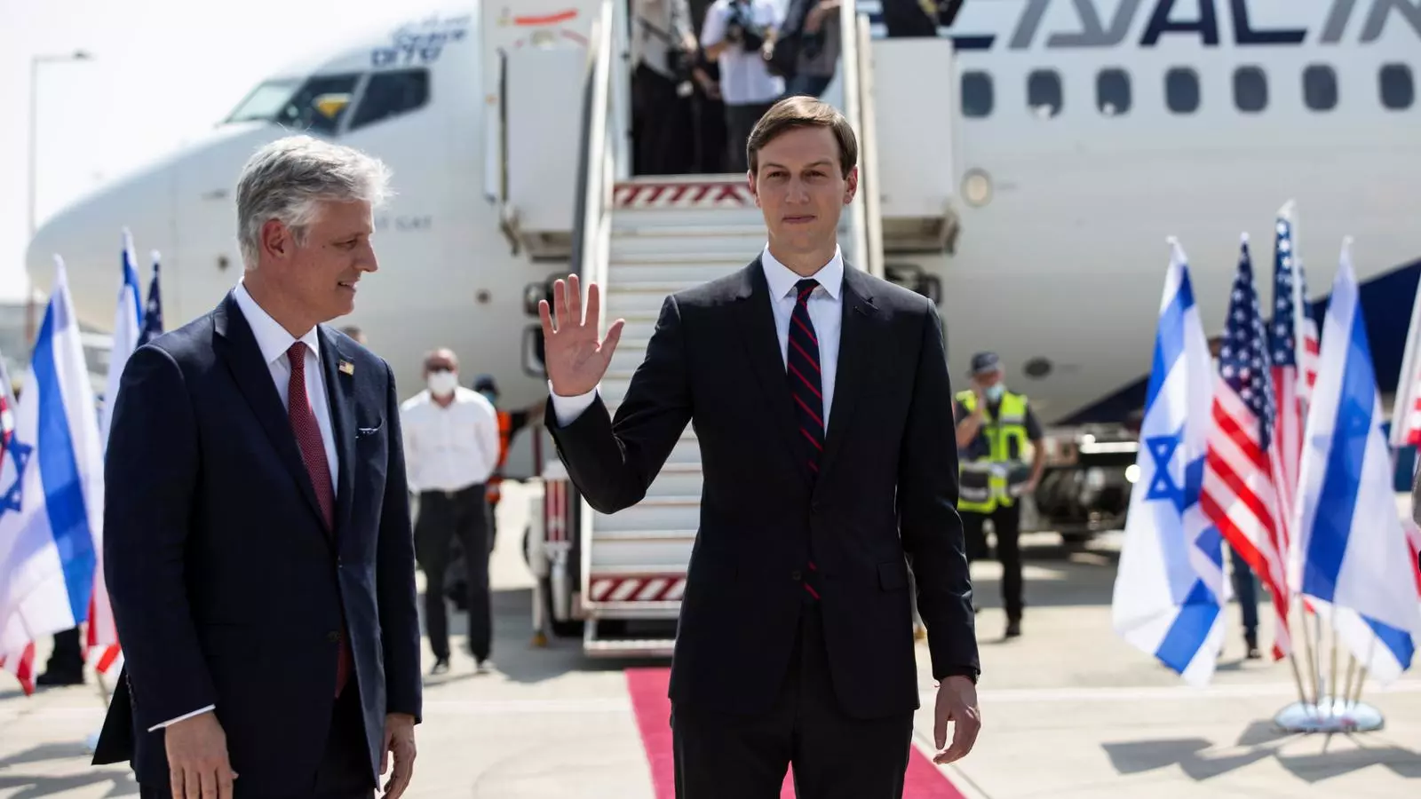 L'assessor i gendre de Donald Trump, Jared Kushner, saluda abans de pujar a l'avió a Tel Aviv