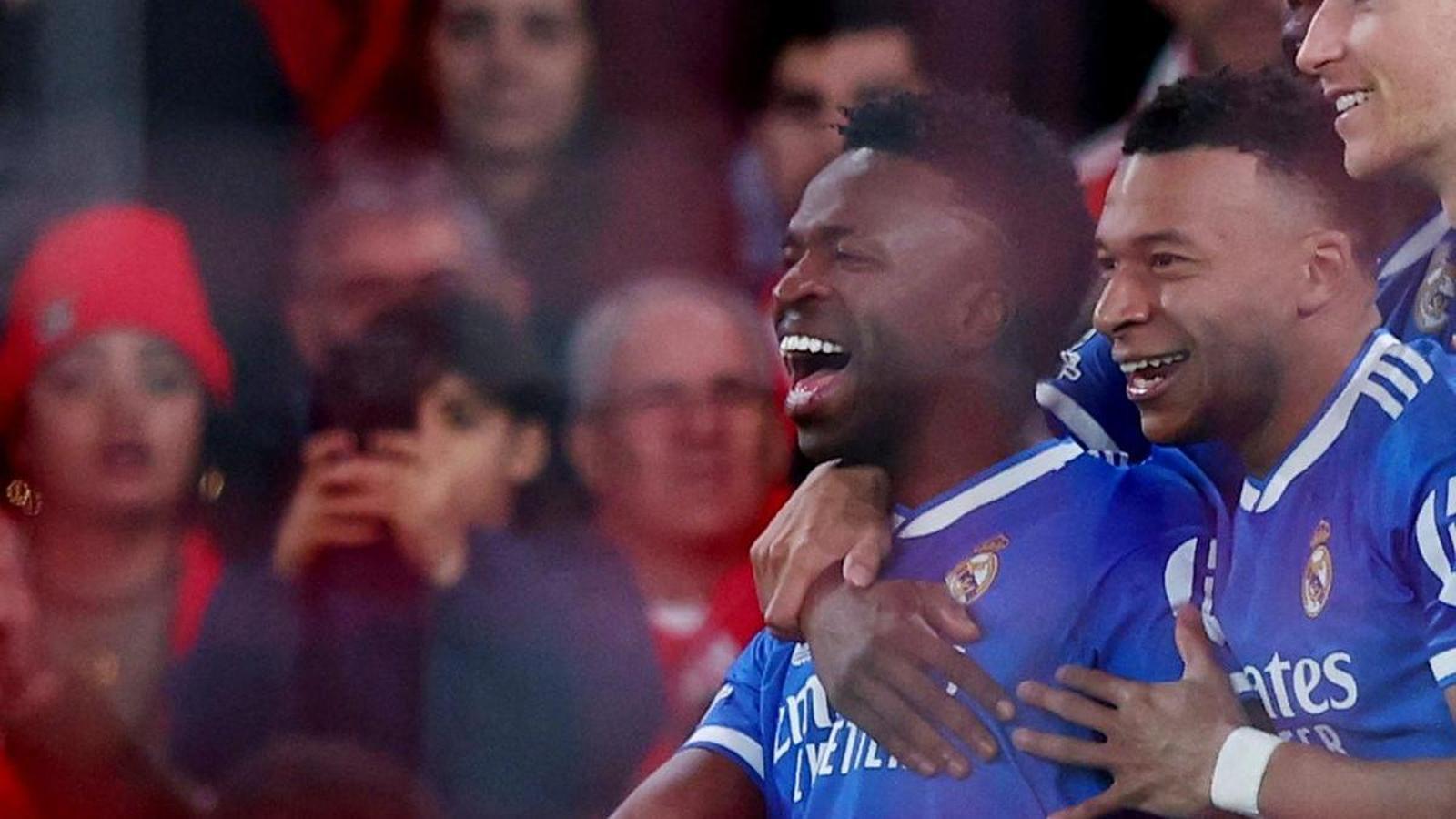 Vinicius, celebrando su gol en el campo del Benfica