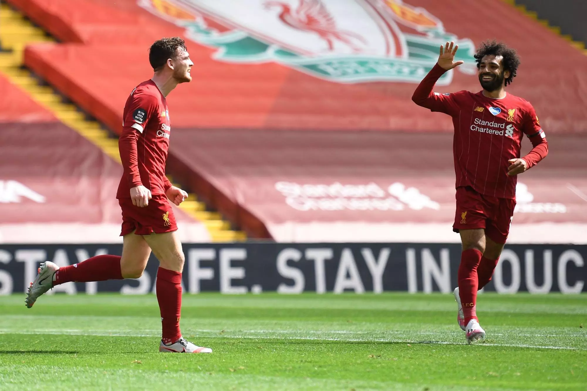 Robertson i Salah celebren un gol del Liverpool