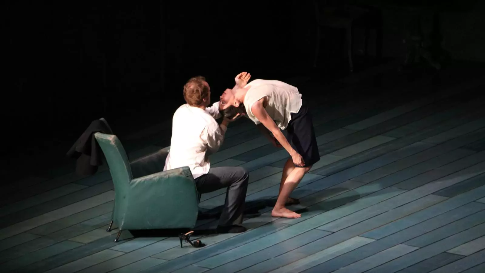 Un moment del 'Díptic' de Peeping Tom al Teatre Grec.