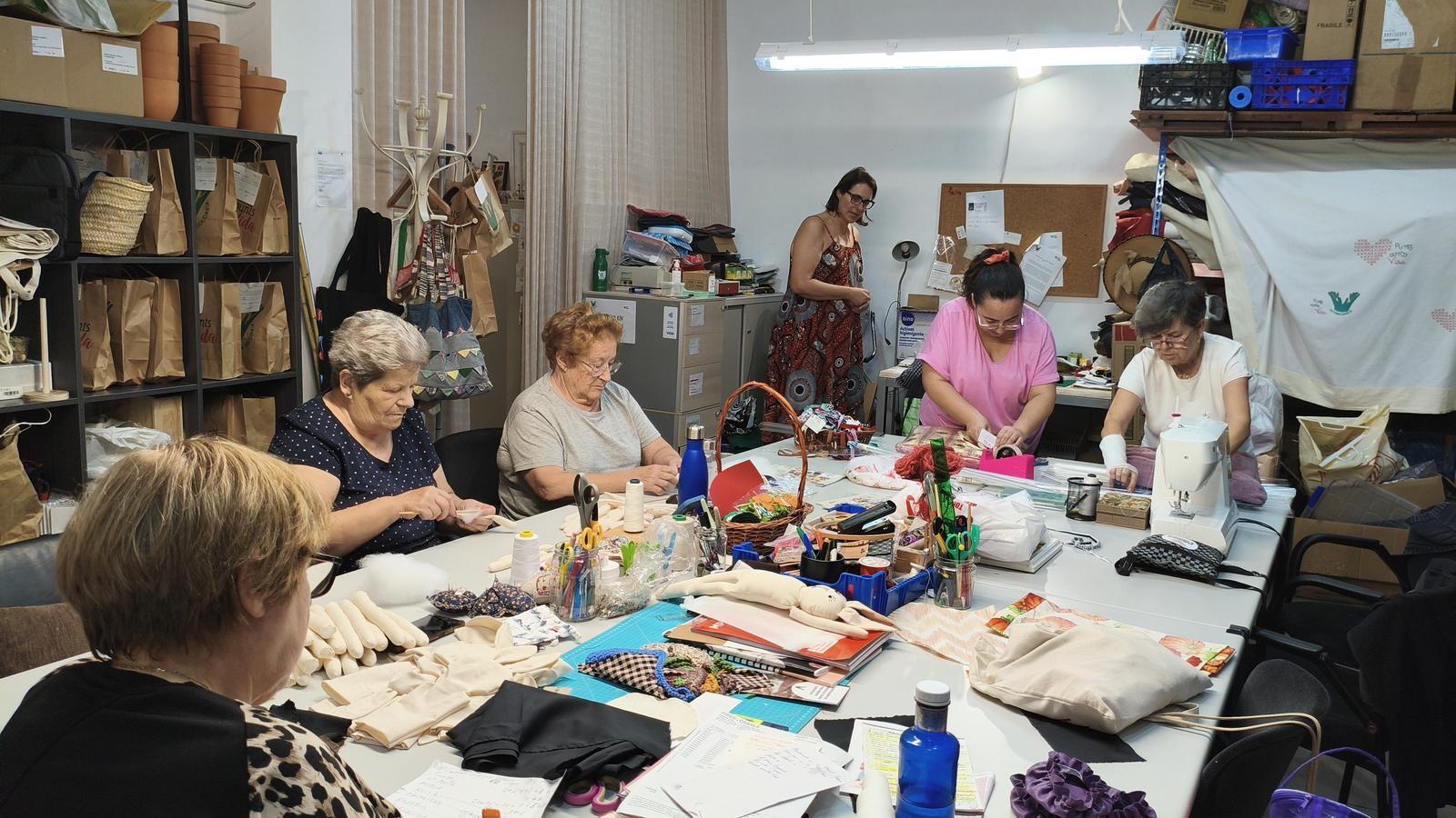 Mujeres trabajando en el taller Punts amb Vida de Inca.