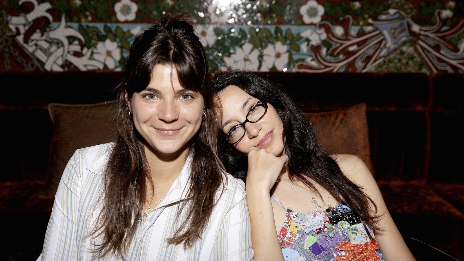 Beti Badia and Estela Ortiz, presenters of 'Embolicades'.