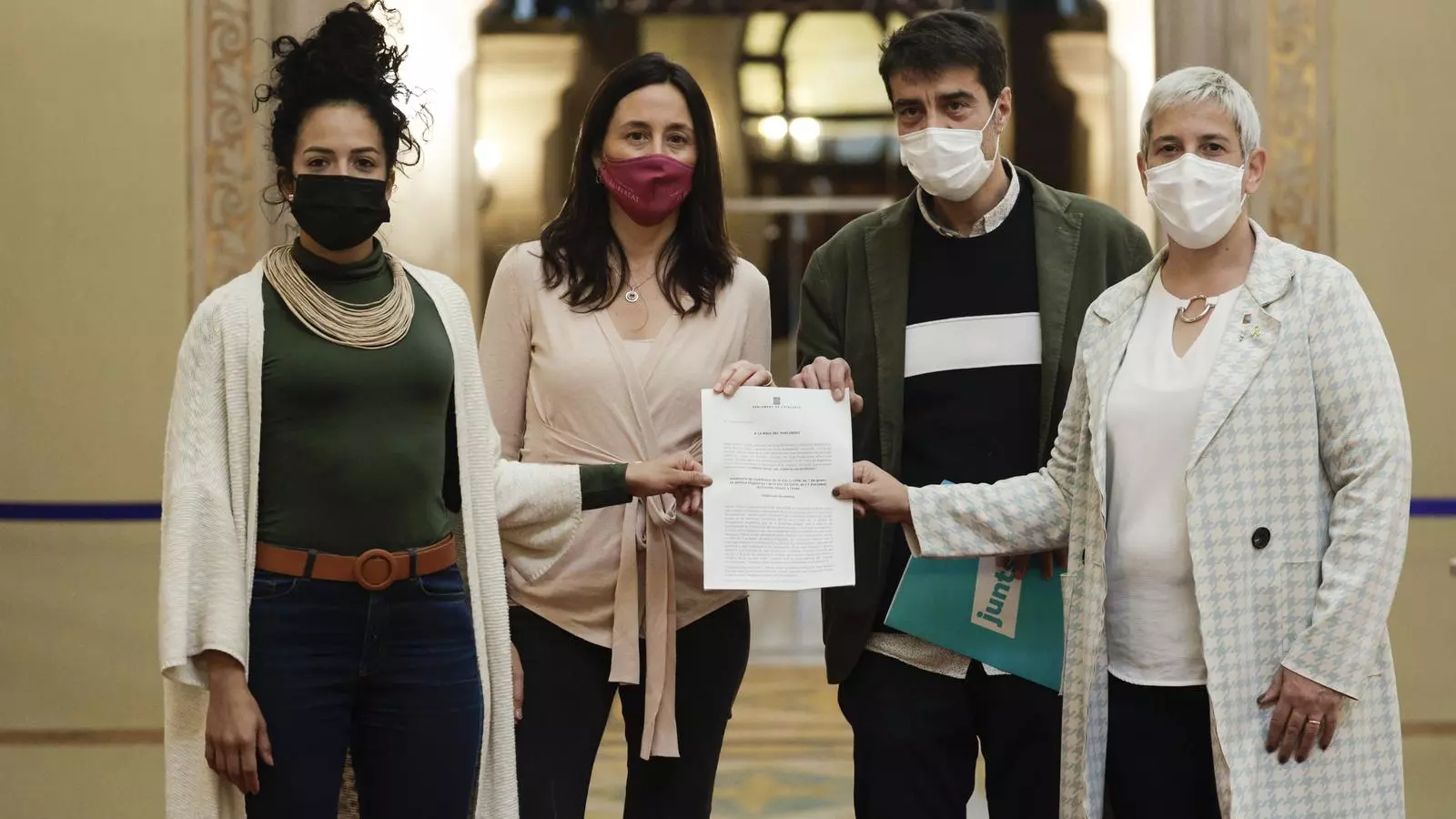 Les diputades del PSC, Esther Niubó, de JxCAT, Francesc Ten, d'En Comú Podem, Jessica González, i d'ERC, Mónica Palacín, posen pels mitjans després d'arribar a un acord per modificar la llei de política lingüística