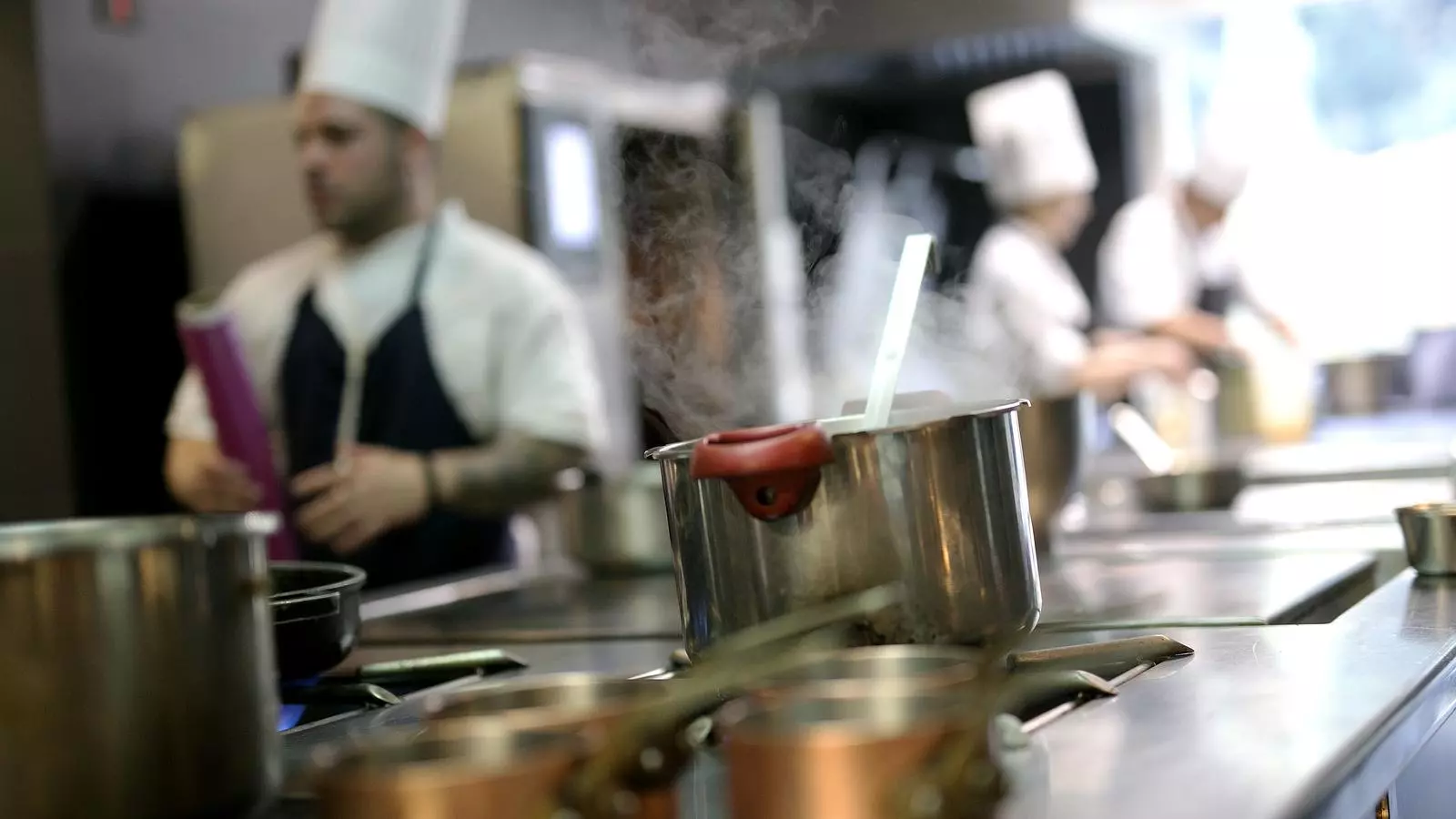 Preparant el servei a la cuina d'un restaurant.