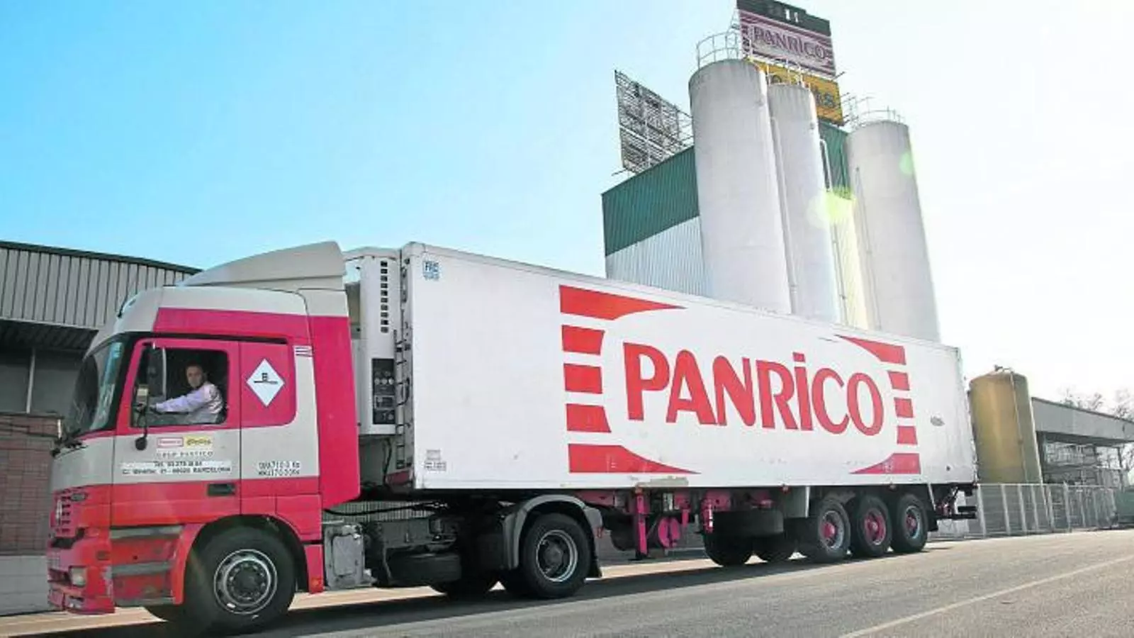 UNA DE LES JOIES DEL GRUP CATALÀ, A SANTA PERPÈTUA
Un camió de repartiment de Panrico a la planta del grup català a Santa Perpètua de Mogoda. És una de les vuit factories de la companyia (sis a Espanya i dues a Portugal), que des de divendres està dirigida per l'advocat i economista de Harvard Carlos Gila, especialista en reestructuracions d'empreses.