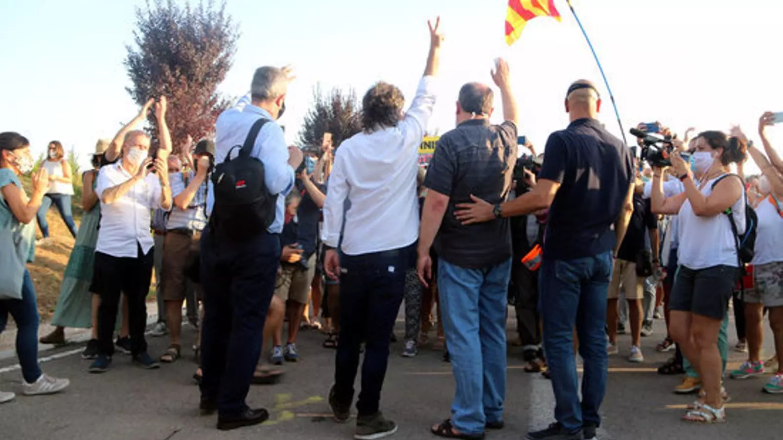 D'esquerra a dreta, Quim Forn, Jordi Cuixart, Oriol Junqueras i Raül Romeva, saludant a la gent minuts abans d'entrar a la presó de Lledoners sense el tercer grau