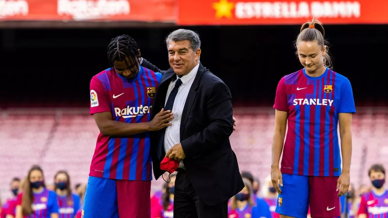 Gest afectuós d'Ansu Fati amb Joan Laporta en presència de Caroline Graham Hansen.