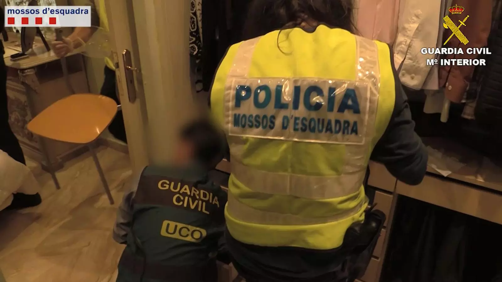 Agents de la policia durant l'operació