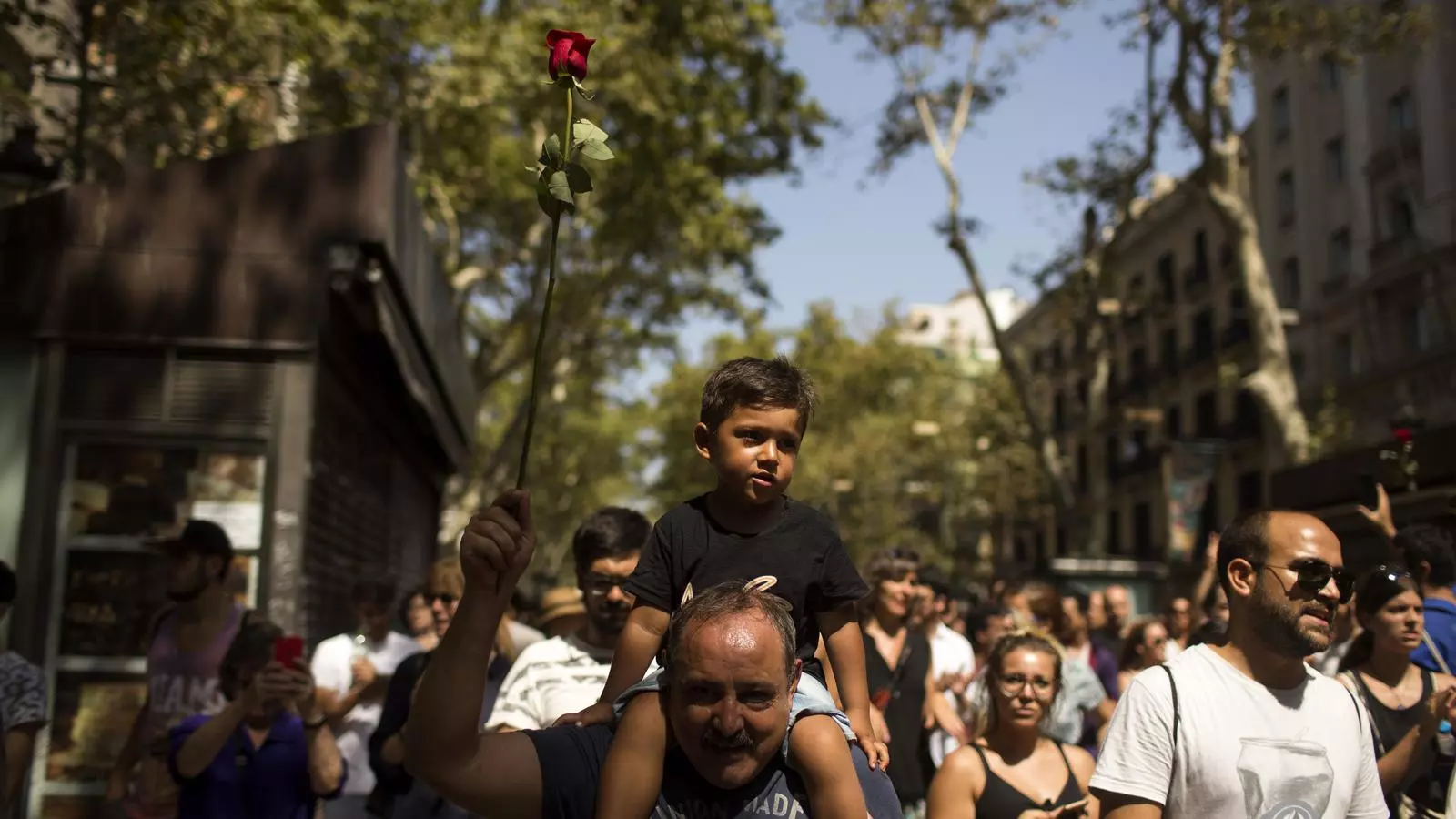 Durant la concentració de l'endemà de l'atemptat a les Rambles