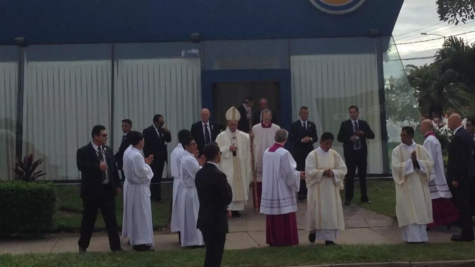 El papa, sortint del Burger King de Santa Cruz abans d'oficiar missa / FOTO: @pablo_ordaz