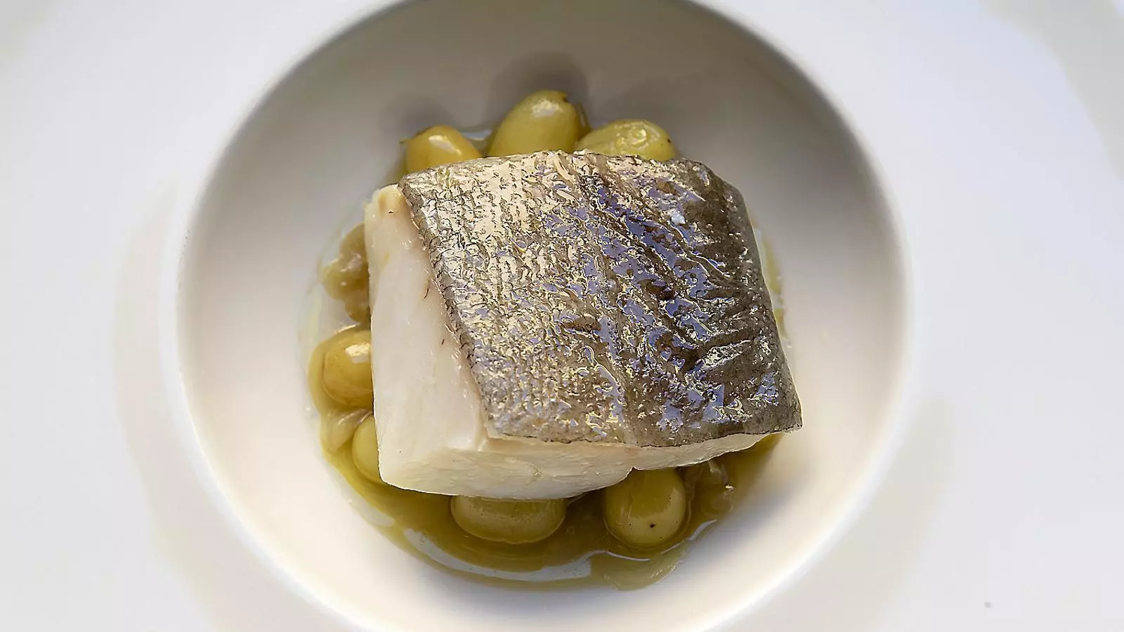 El menú de verema del restaurant El Dinou. De primer, coca amb foie, bolets i raïm (01); de segon, bacallà amb raïm (02), i, de postres, un pastís selva negra amb confitura de raïm (03). La xef Núria Lucas al menjador del restaurant El Dinou, a Vilanova i la Geltrú.