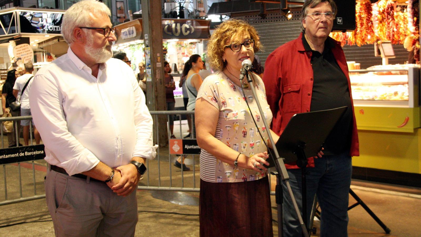 La regidora de l'Ajuntament de Barcelona, Montserrat Barllarín, amb el president de l'Associació de Comerciants de La Boqueria, Salvador Capdevila, i el gerent de l'Institut Municipal de Mercats, Màxim López