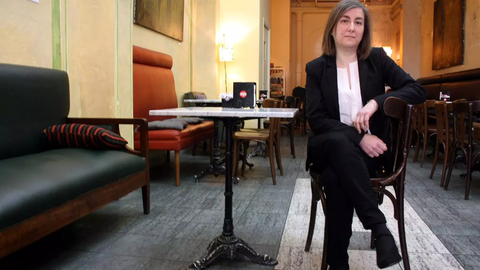L'escriptora mallorquina moments es deixa retratar moments abans de la roda de premsa