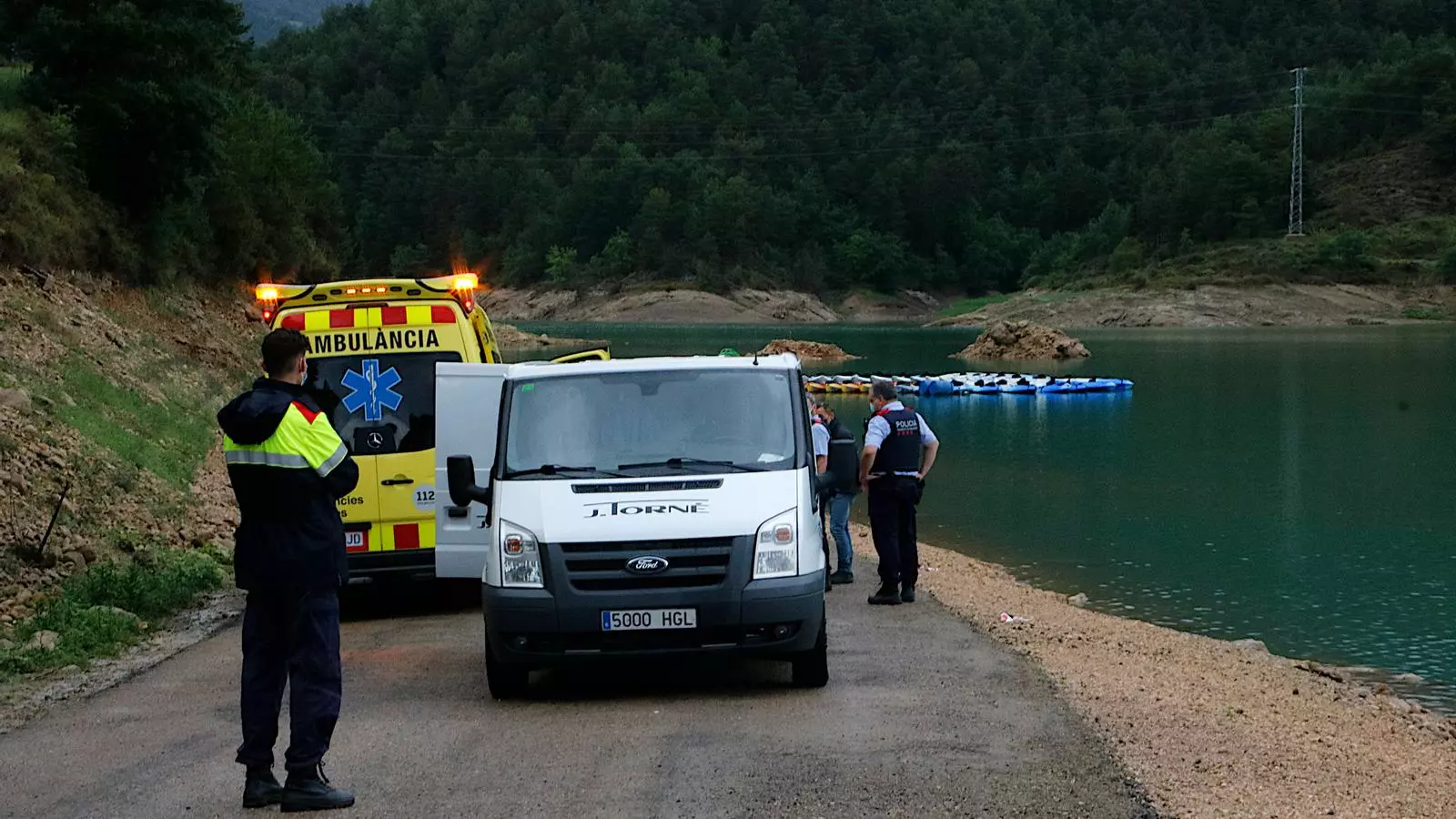 Els cossos d'emergències i els serveis funeraris aquesta tarda al pantà de la Llosa del Cavall.