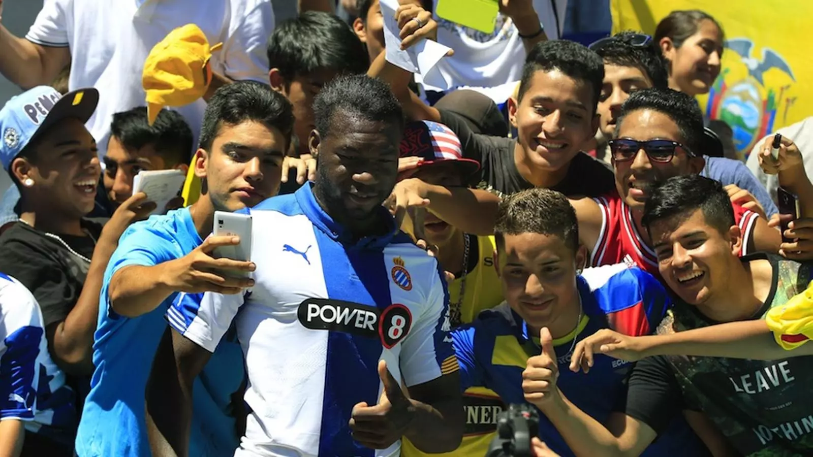 Felipe Caicedo s'ha fotografiat amb els aficionats al Power8 Stadium / ANDREU DALMAU / EFE