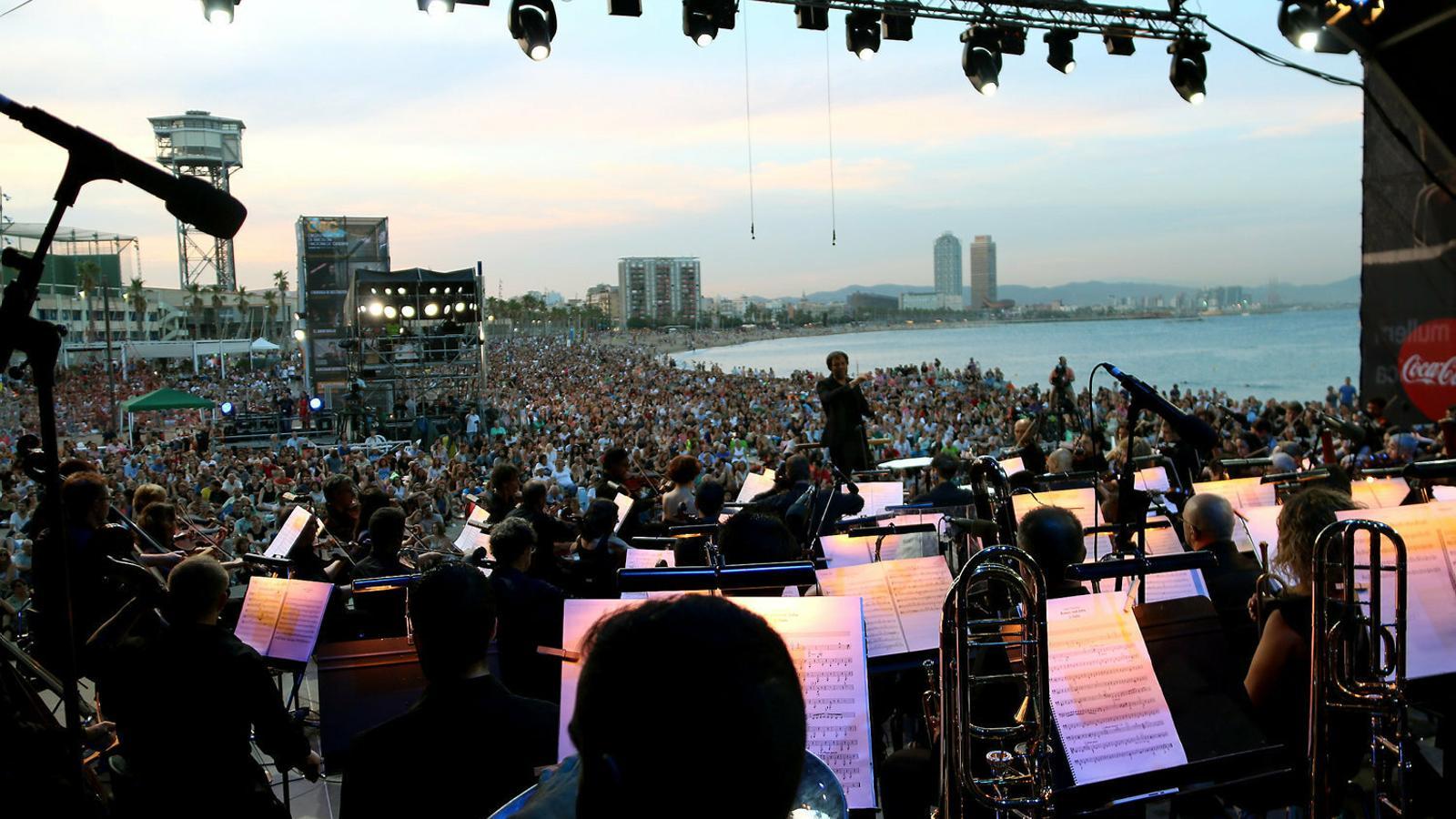 Un moment del concert de l’OBC a la platja de Sant Sebastià, a Barcelona, l’any passat.